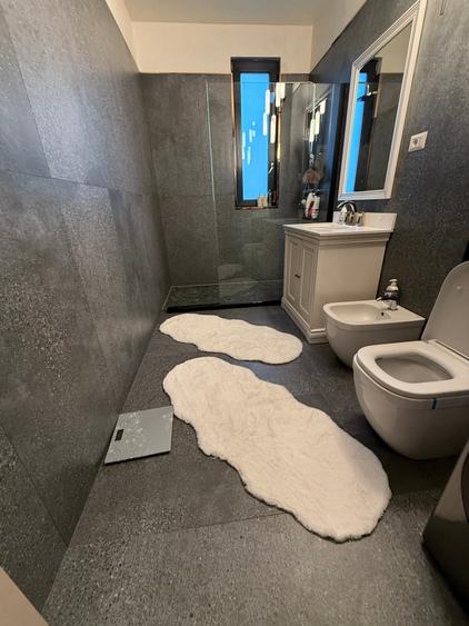 Penthouse cu 4 camere semidecomandat, mobilat în Vitan Mall