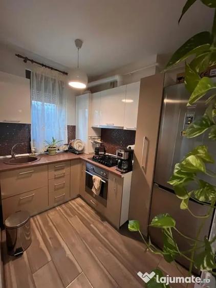 Apartament cu 2 camere semidecomandat, mobilat în Aradului
