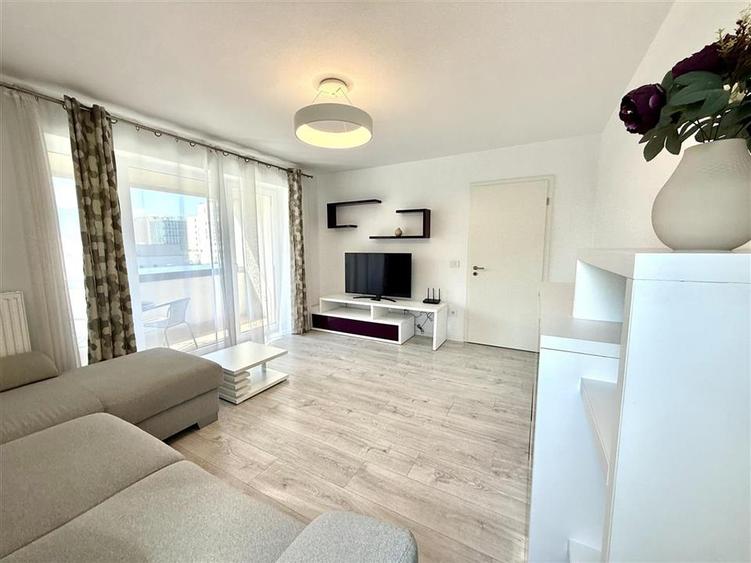 Apartament cu 3 camere decomandat în Tractorul
