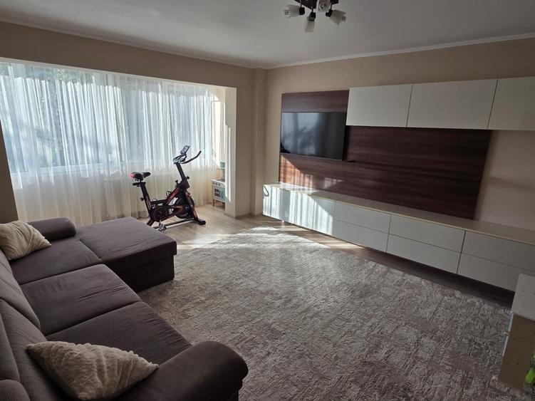 Apartament cu 3 camere decomandat în Nufărul