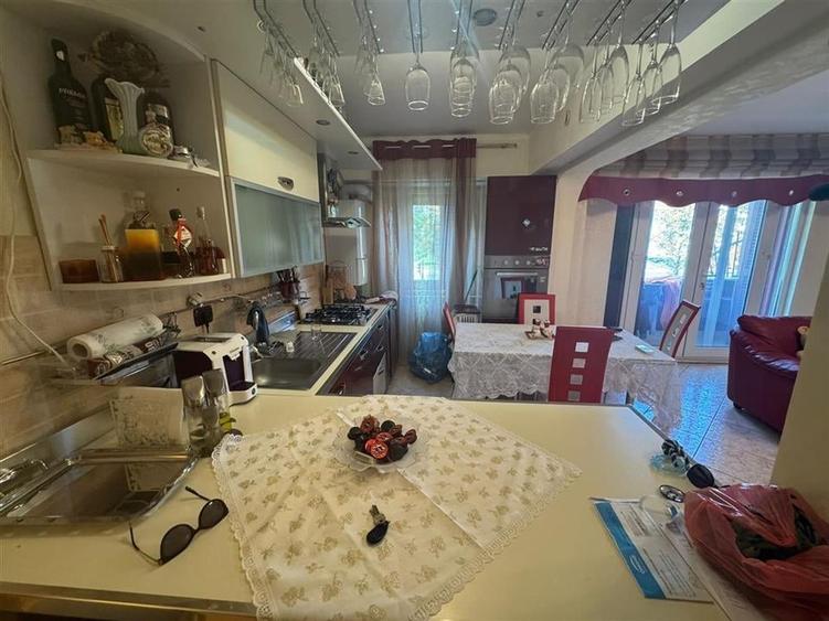 Apartament cu 3 camere decomandat, mobilat în Ultracentral