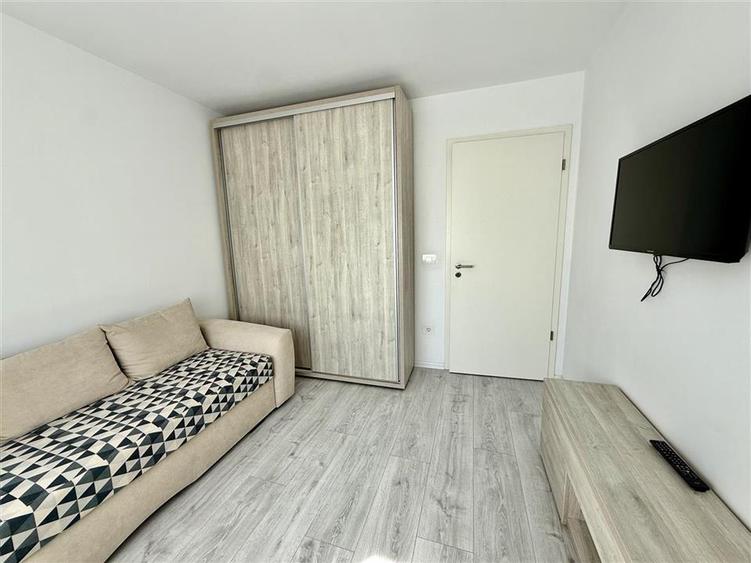 Apartament cu 3 camere decomandat în Tractorul