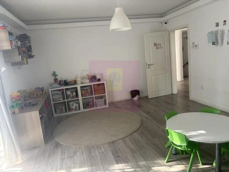 Casă cu 10 camere cu Teren 446 Mp în Drumul Sării