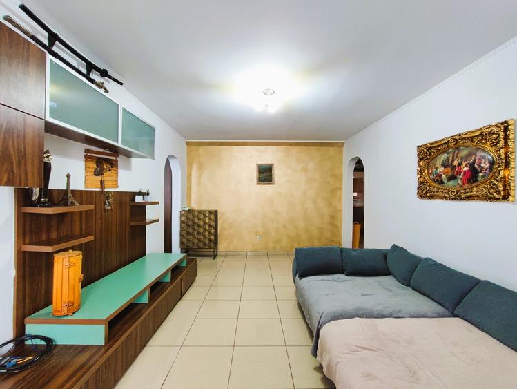 Apartament cu 3 camere semidecomandat, mobilat în Central