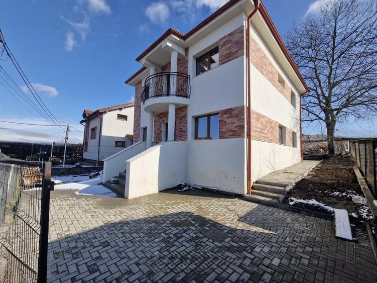 Casă individuală cu 4 camere cu Canalizare în Dezmir