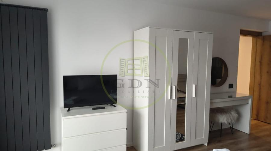 Apartament cu 3 camere semidecomandat, mobilat în Predeal
