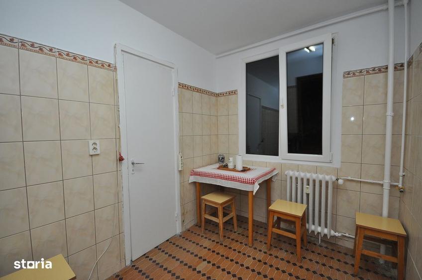 Apartament cu 3 camere decomandat în Drumul Taberei