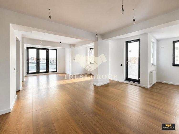 Penthouse cu 3 camere decomandat în Mihai Bravu