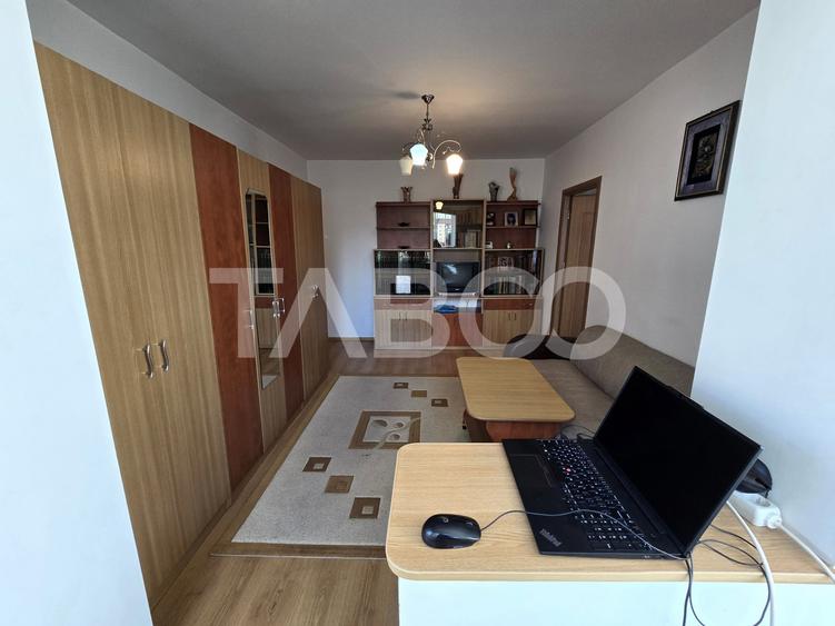 Apartament cu 3 camere semidecomandat, mobilat în Mihai Viteazul