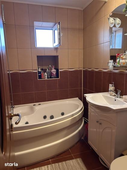 Apartament cu 3 camere decomandat în Nicolina