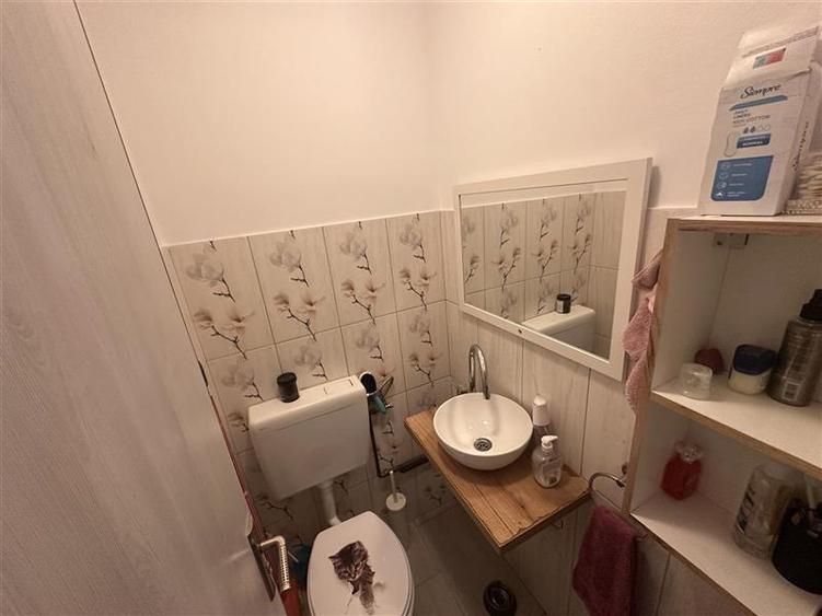 Apartament cu 3 camere semidecomandat în Lipovei