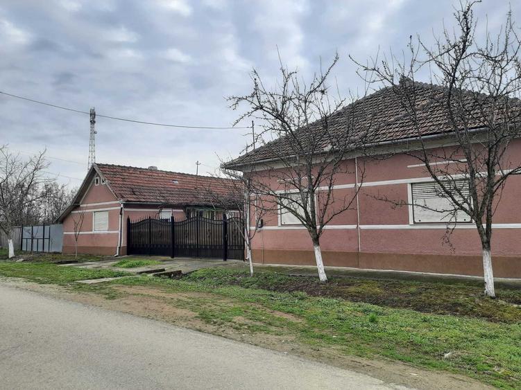 Casă cu 4 camere în Cermei