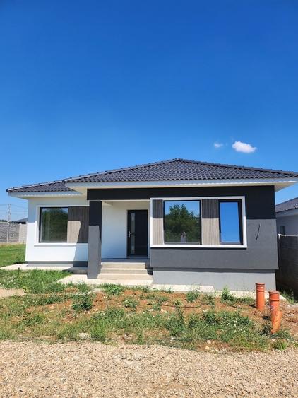Casă cu 3 camere decomandat în Paleu