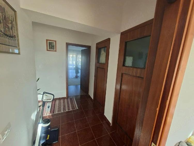 Apartament cu 3 camere decomandat în Est