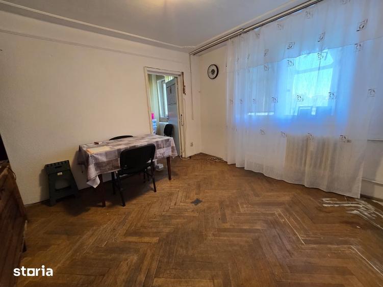 Apartament cu 3 camere în Podu Roș