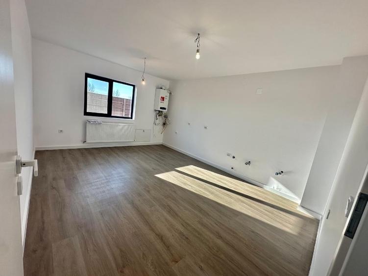 Casă individuală cu 5 camere cu Teren 400 Mp în Central