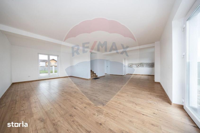 Casă cu 4 camere cu Teren 501 Mp în Sânpetru