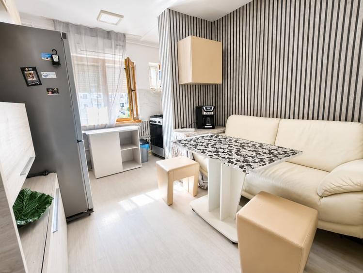 Apartament cu 3 camere decomandat în Între Lacuri