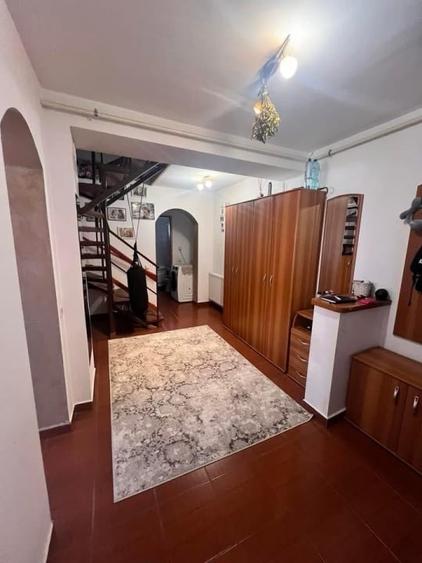Apartament cu 4 camere decomandat, mobilat în Sărari