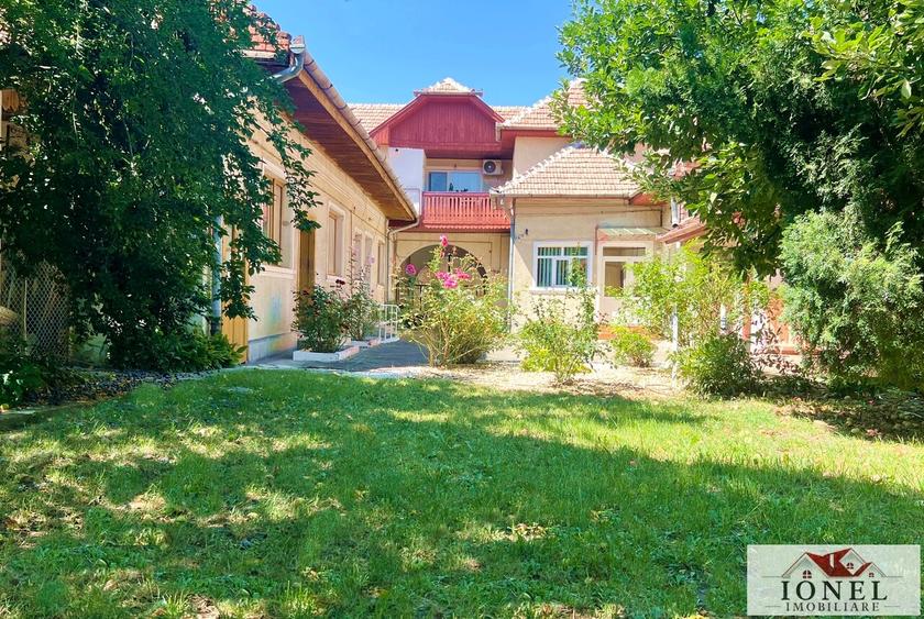 Casă individuală cu 9 camere cu Canalizare în Central
