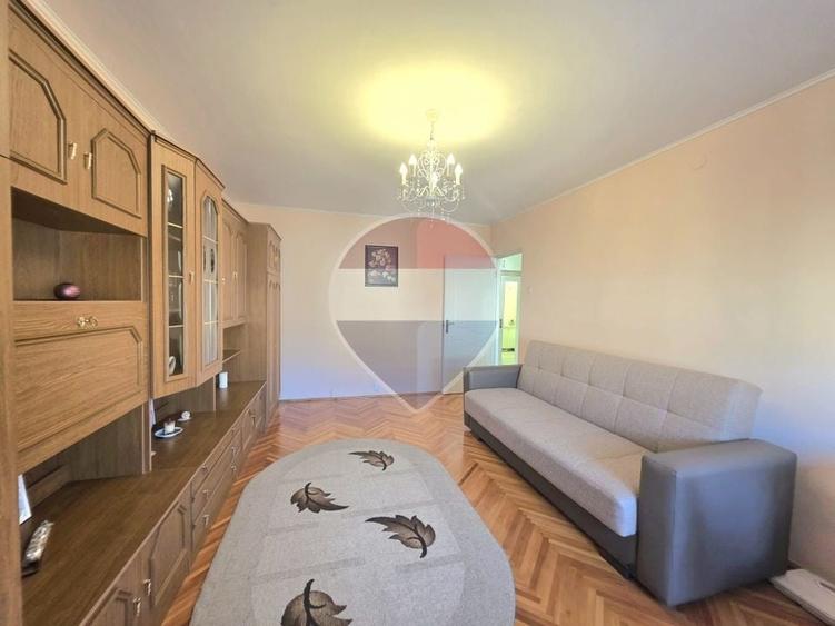 Apartament cu 3 camere decomandat, mobilat în Central