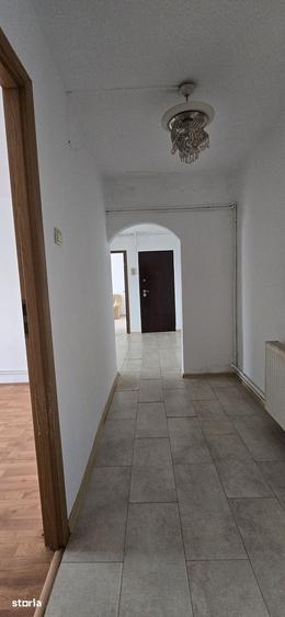 Apartament cu 3 camere în Micro 6