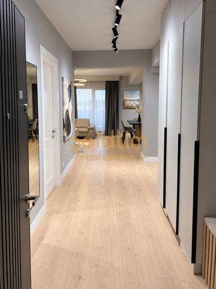 Apartament cu 4 camere semidecomandat, mobilat în Băneasa