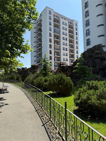 Apartament cu 3 camere semidecomandat, mobilat în Tineretului