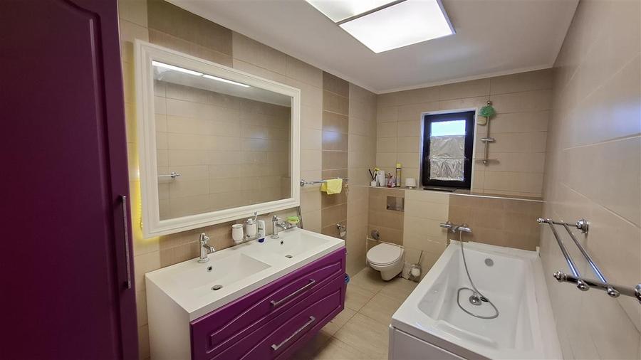 Duplex cu 4 camere cu Piscina în Rediu
