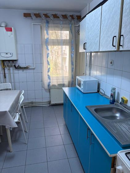 Apartament cu 3 camere decomandat în Cornișa
