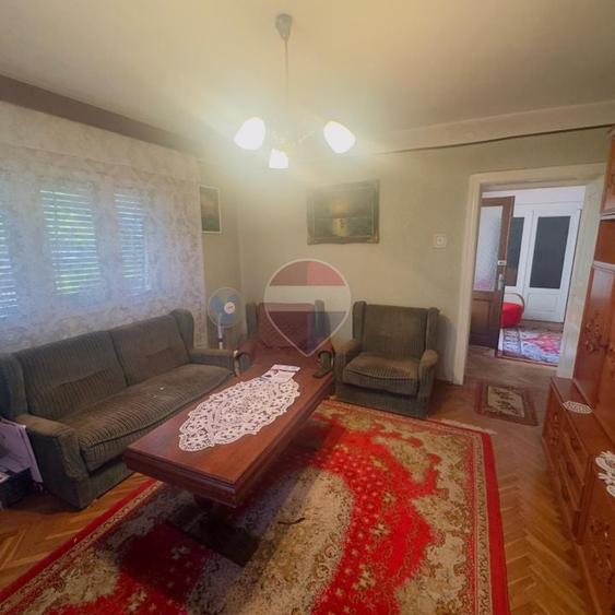 Casă individuală cu 8 camere cu Teren 785 Mp în Central