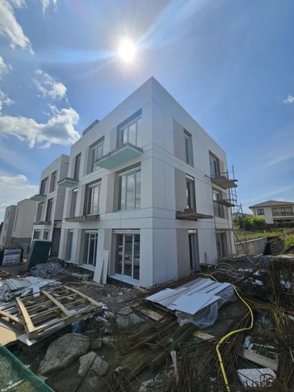 Apartament cu 3 camere decomandat în Europa