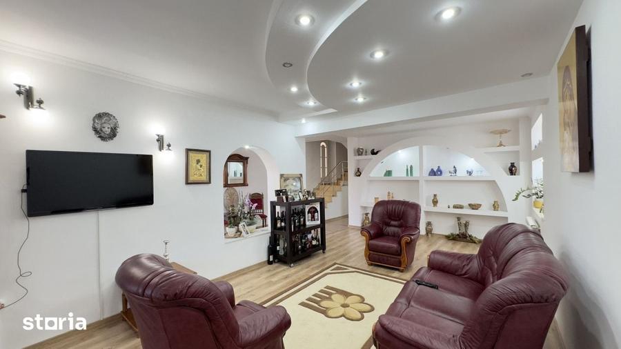 Casă cu 5 camere cu Teren 1010 Mp în Central