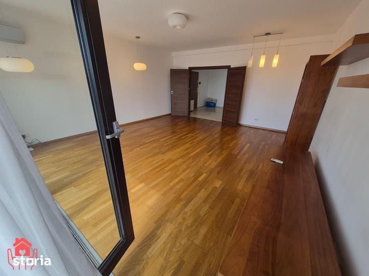Apartament cu 4 camere decomandat în Est