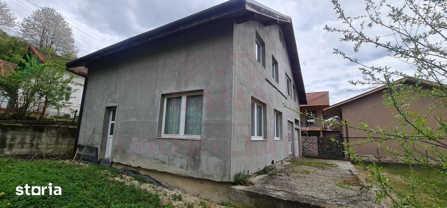 Casă cu 4 camere decomandat cu Teren 563 Mp în Rusca