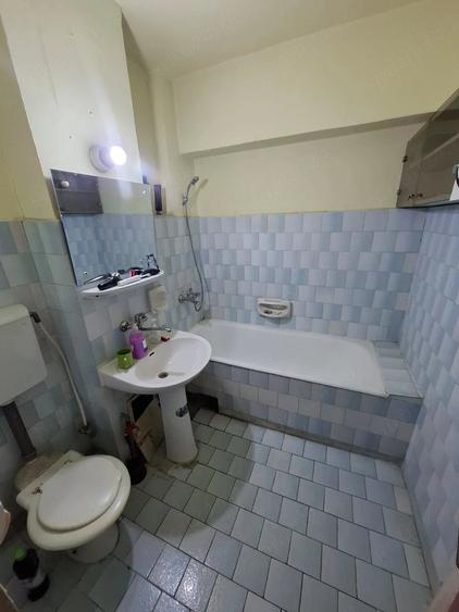 Apartament cu 3 camere decomandat în Calea București