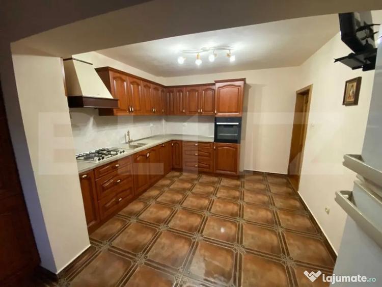 Casă cu 7 camere cu Teren 587 Mp în Valea