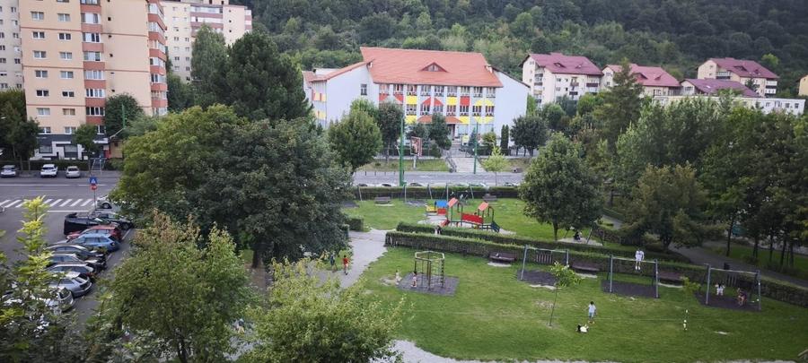 Apartament cu 2 camere decomandat, mobilat în Răcădău