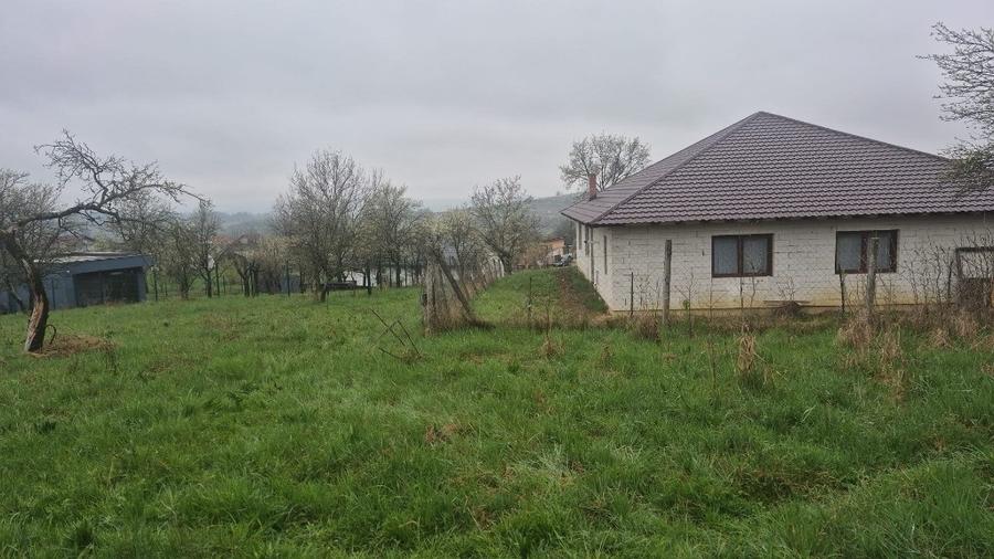 Teren de 4000 mp, în Groși