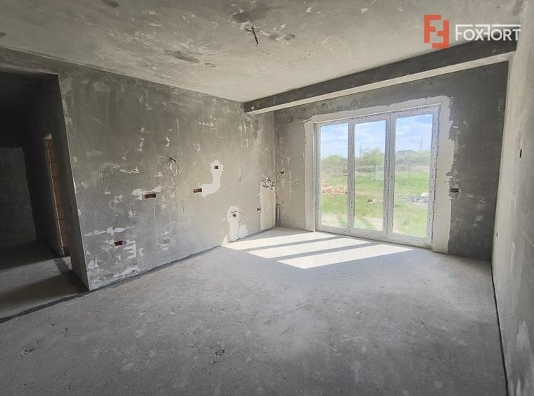 Apartament cu 3 camere decomandat în Plopi