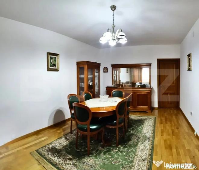 Casă cu 7 camere cu Teren 1178 Mp în Central