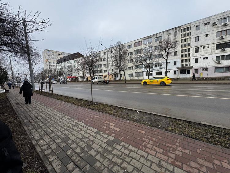 Apartament cu 3 camere semidecomandat, mobilat în Podu Roș