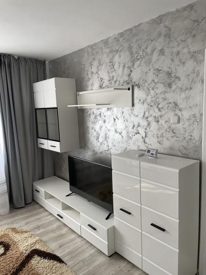 Apartament cu 3 camere semidecomandat în Hipodrom