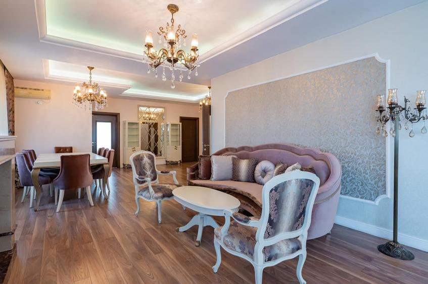 Penthouse cu 5 camere decomandat, mobilat în Central