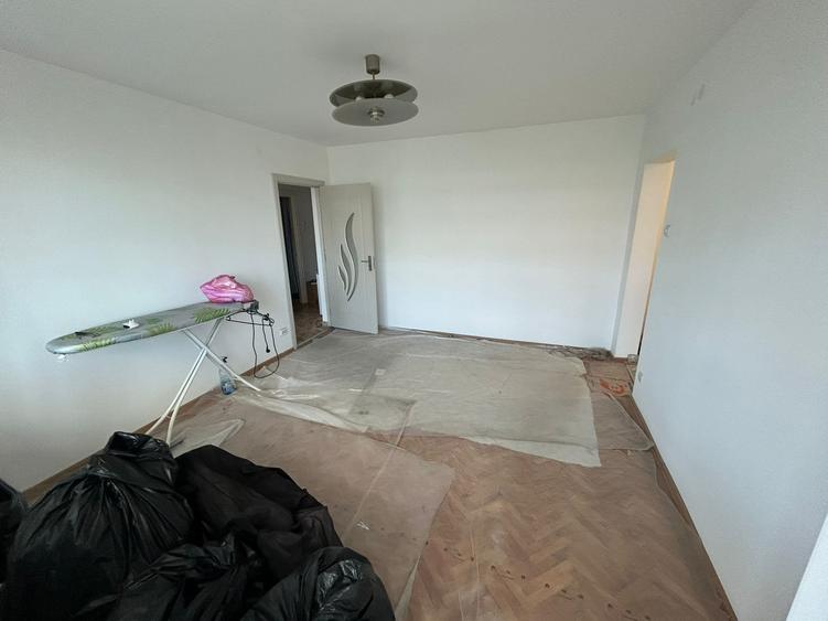 Apartament cu 3 camere semidecomandat în Crângași