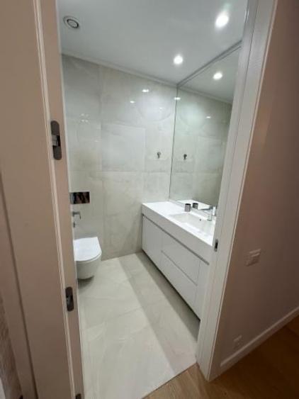 Apartament cu 3 camere semidecomandat, mobilat în Floreasca