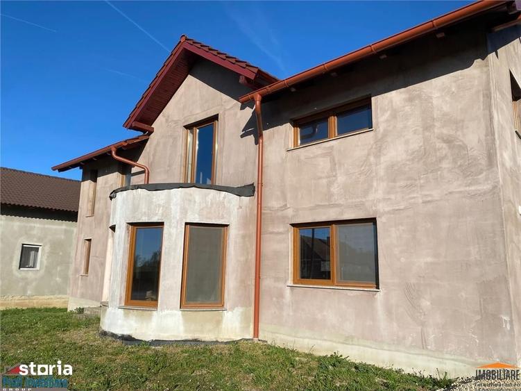Casă cu 6 camere cu Teren 923 Mp în Târnova