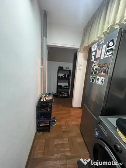 Apartament cu 3 camere semidecomandat în Craiovița Nouă