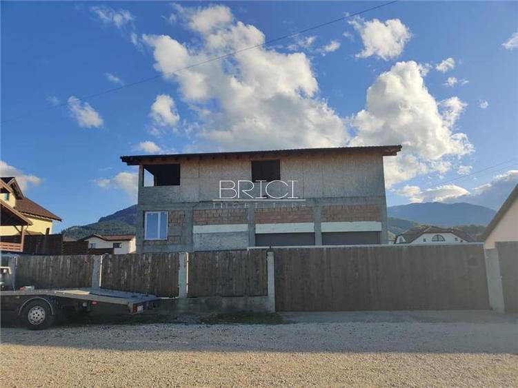 Casă cu 7 camere cu Canalizare în Baciu