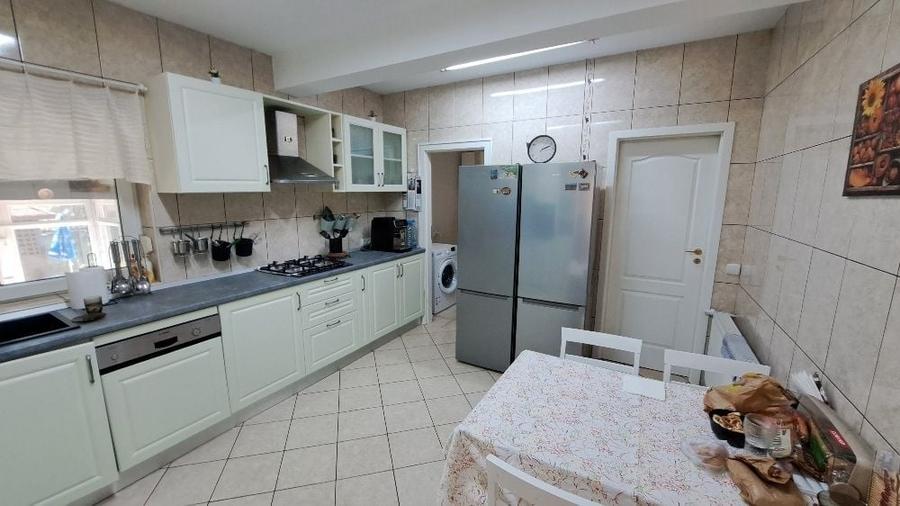 Casă individuală cu 5 camere cu Canalizare în 1 Decembrie
